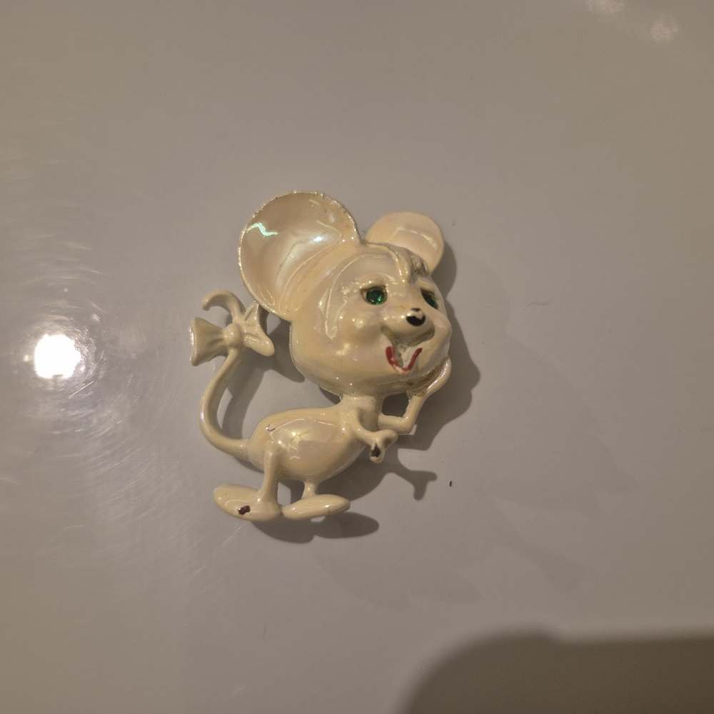 Charming Cream Mouse Brooch
